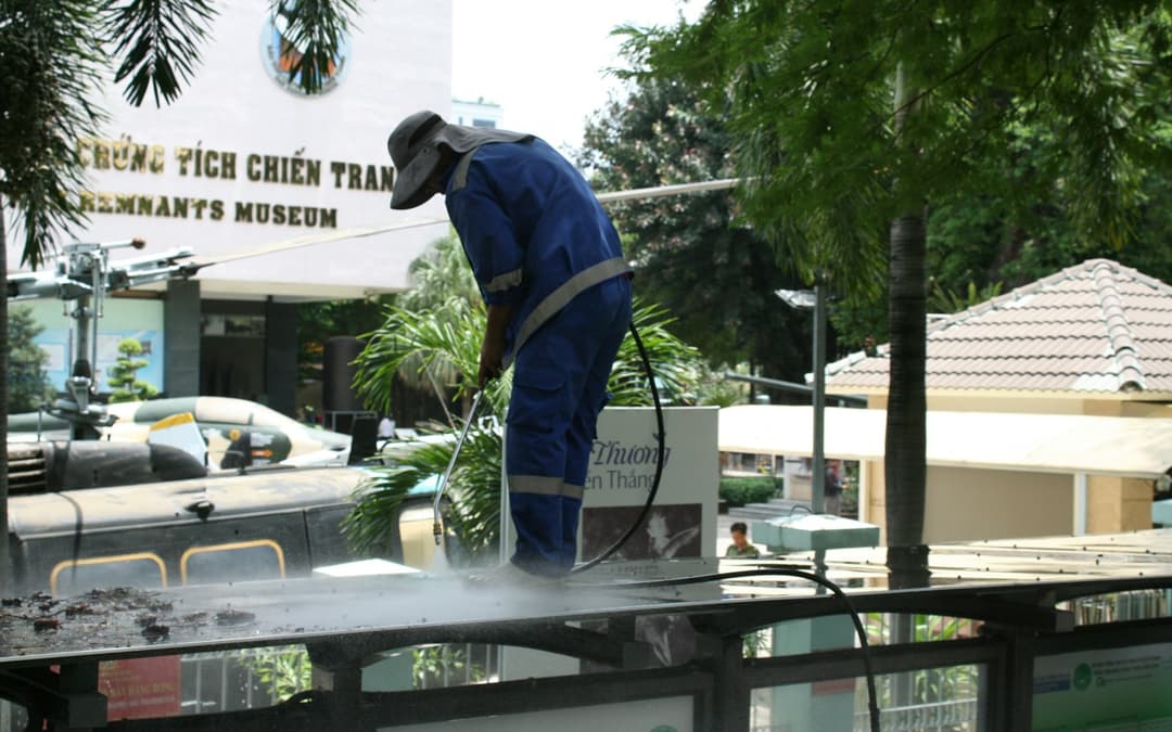 Technicien nettoyant une terrasse extérieure